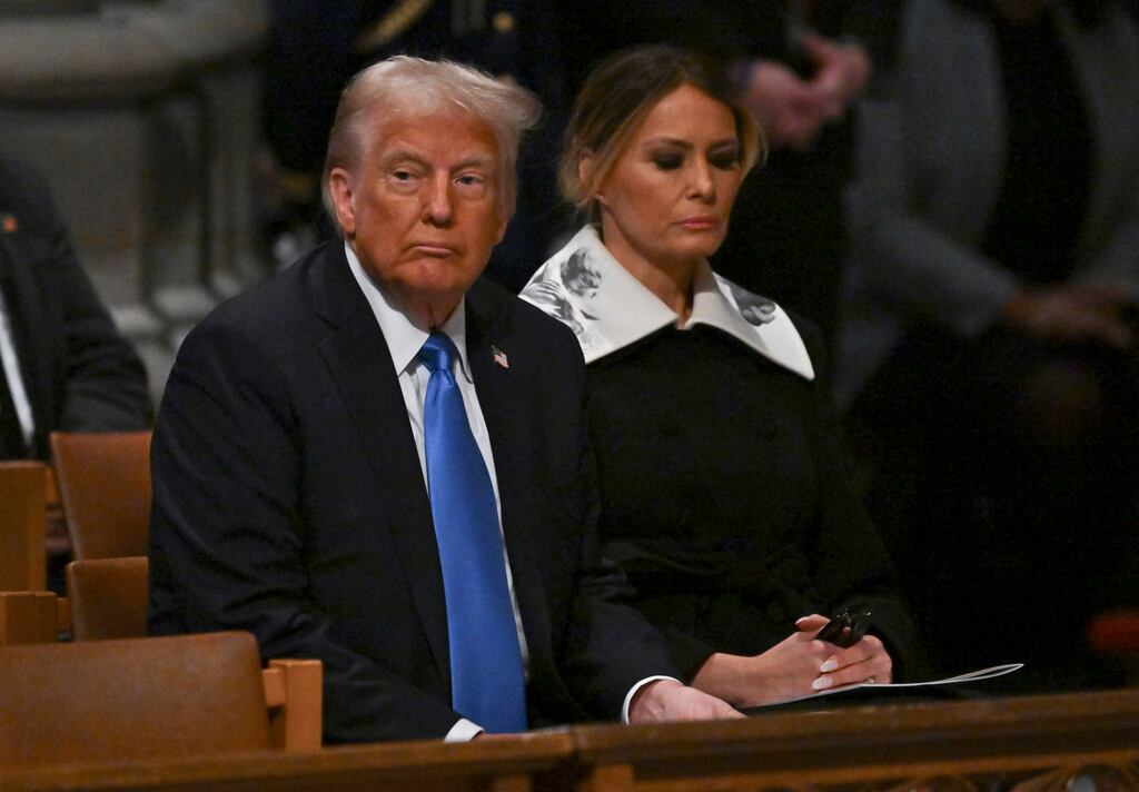 El presidente electo Donald Trump y su esposa Melania Trump previo a que empiece el funeral del expresidente Jimmy Carter, en la Catedral Nacional, en Washington, el jueves 9 de enero de 2025. (Ricky Carioti/The Washington Post via AP, Pool)