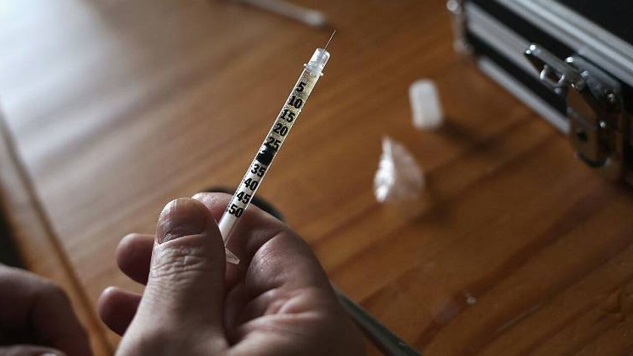 ¡Como zombies! El impresionante video de personas adictas a las drogas en las calles de Filadelfia, EE.UU.