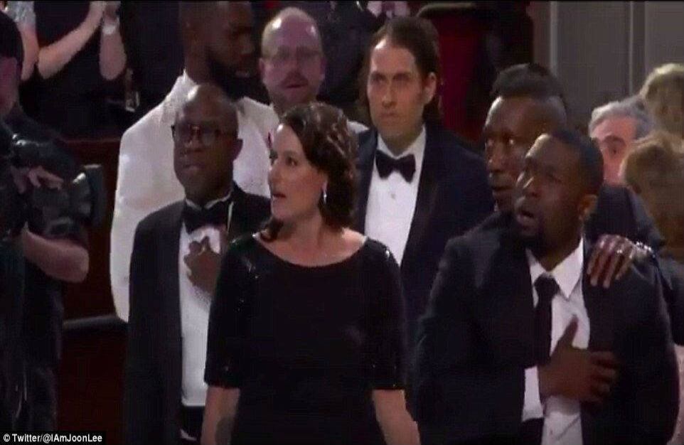 Adele Romanski, la productora de Moonlight dijo en su discurso "todavía no siento que esto sea real... A los jóvenes negros y morenos les dijo que nadie puede marginalizarlos. Tomen ejemplo de estos chicos maravillosos de 'Moonlight'"