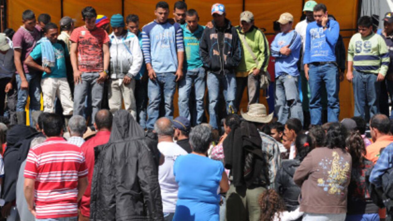 Campesinos que huyeron de la zona se congregan en la plaza.
