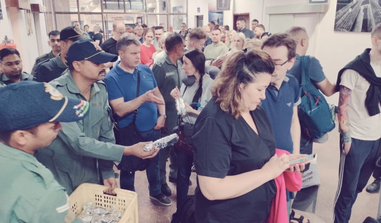 Pasajeros del vuelo de la aerolínea Azur Air tuvieron que esperar fuera de la aeronave la cual tuvo una alerta de bomba