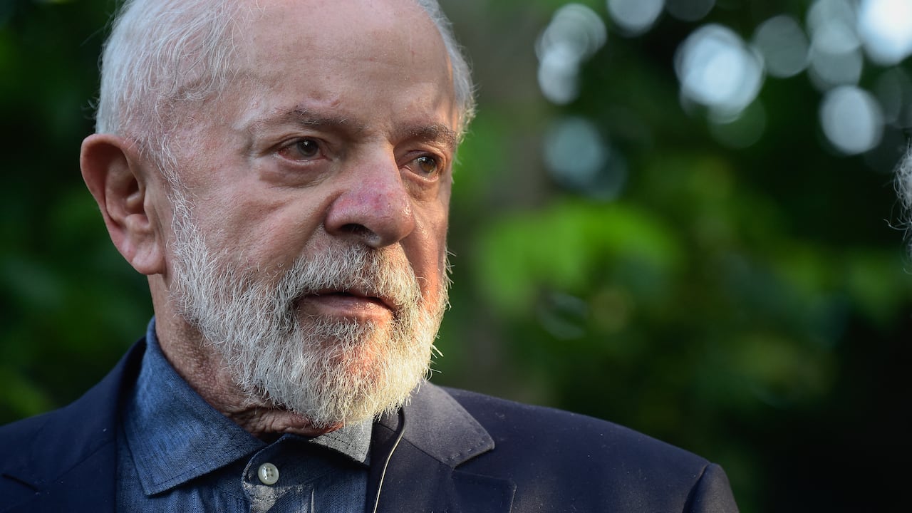 El presidente de Brasil, Luiz Inácio Lula da Silva, observa después de condecorar al expresidente uruguayo (2010-2015) José Mujica (fuera de cuadro) con la Orden Nacional de la Cruz del Sur durante una visita a su casa en Montevideo el 5 de diciembre. 2024.