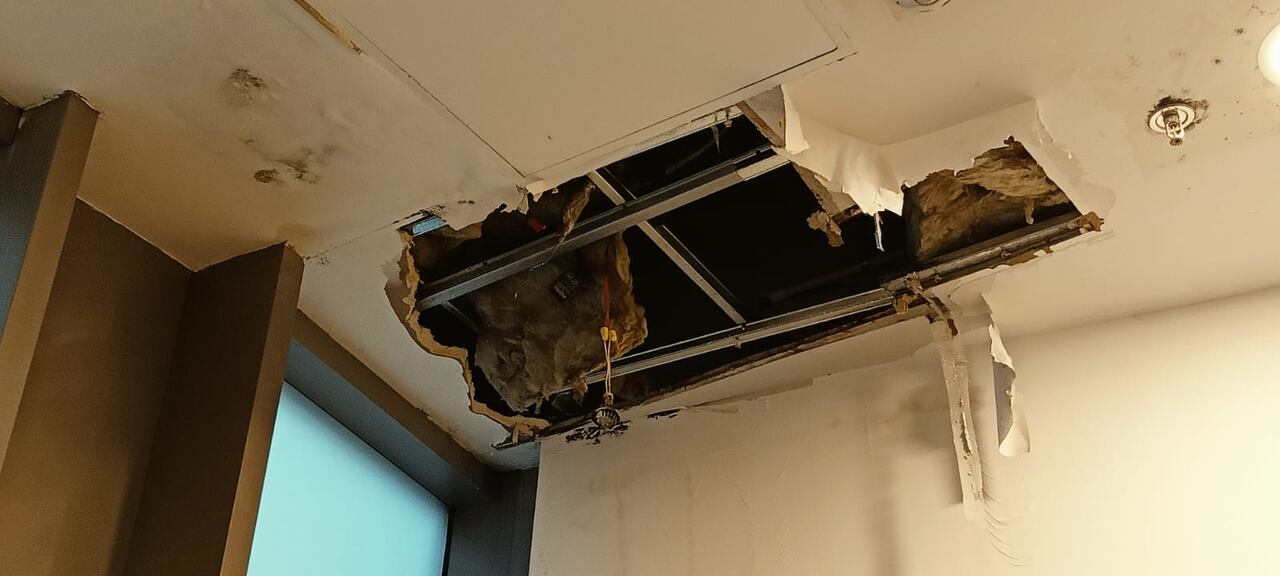 Caída del techo de la torre de control de El Dorado.