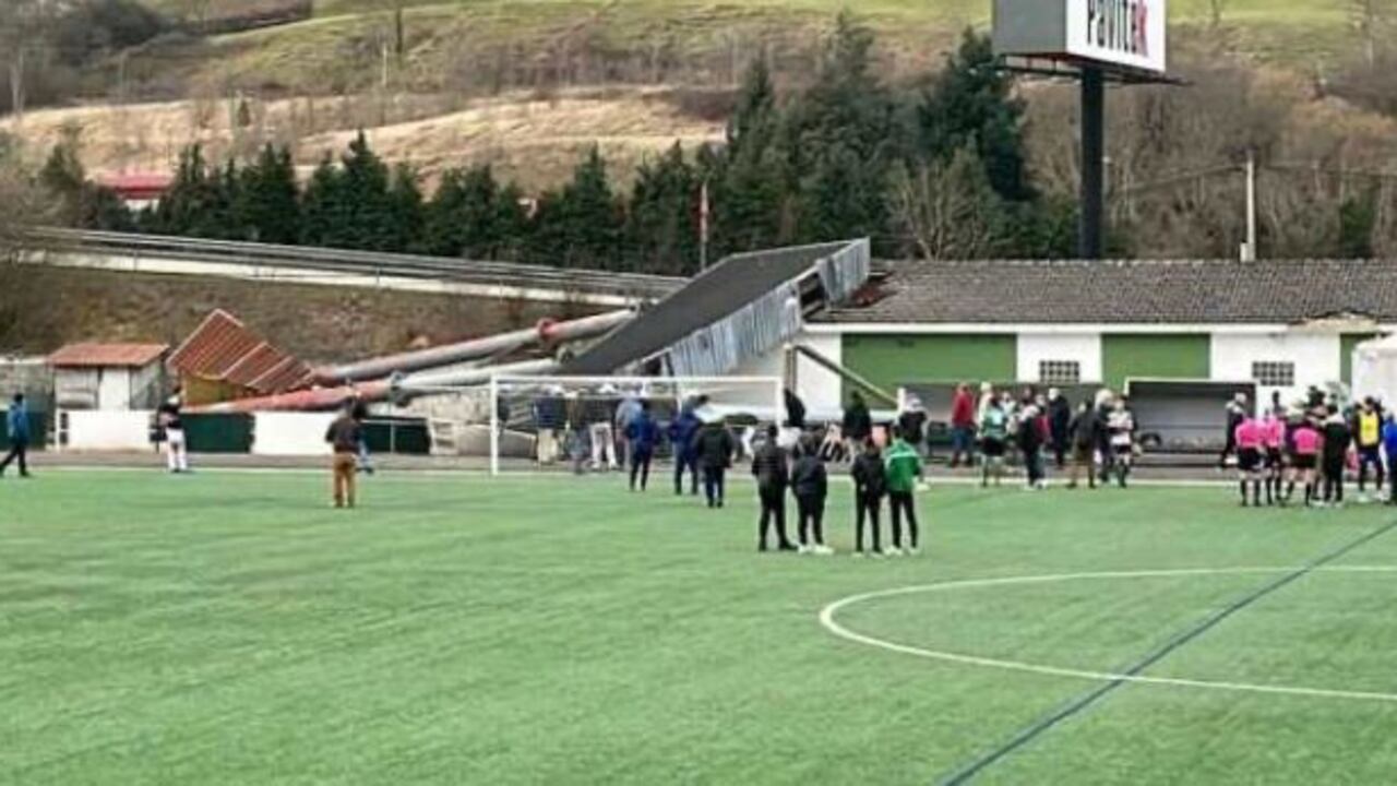 El fuerte viento derribó una torre de publicidad, que en su caída tiró a su vez la torre de iluminación. Foto: Twitter Prensa Libre