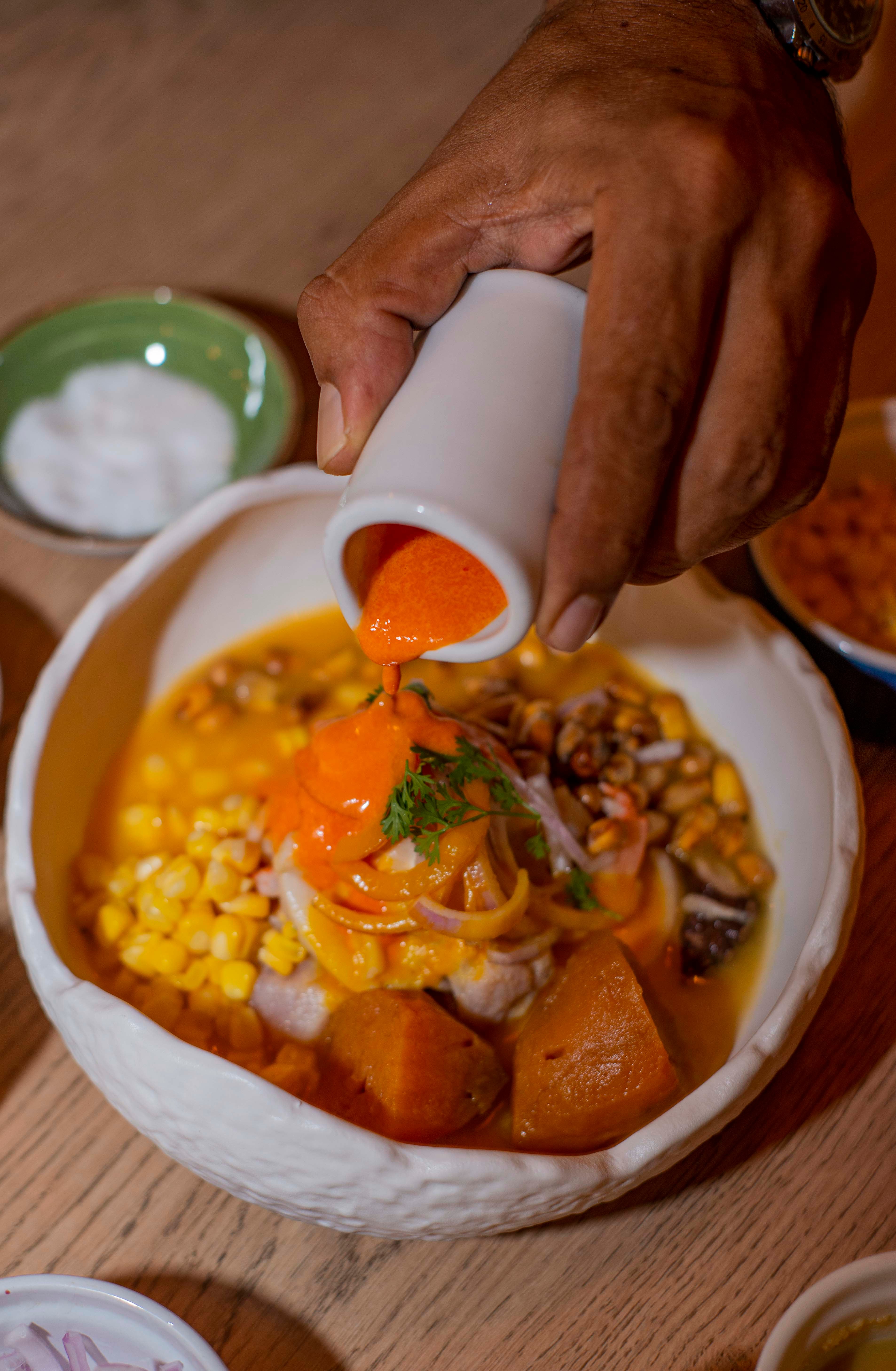 El centro histórico de Cartagena recibió a Pirka, una propuesta gastronómica clara y contundente. Cocina 100% peruana, respetando la autenticidad de una de las gastronomías más reconocidas a nivel mundial. Es liderado por el chef peruano Francisco Agüero, ganador del concurso ‘Tenedores, Hoteles y Restaurantes’ en 2005.