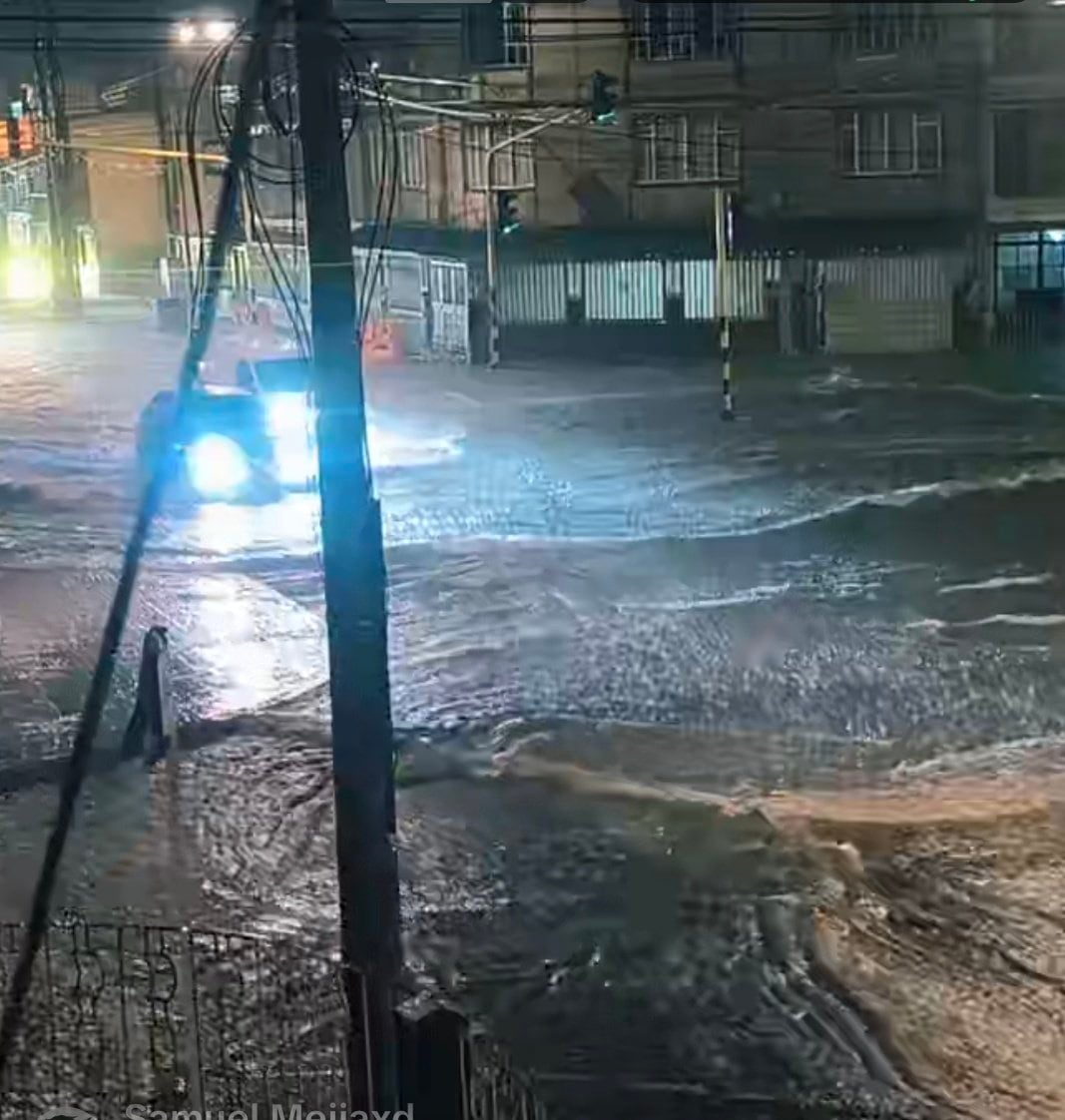 Las imágenes muestran cómo el agua cubrió motos y autos en la avenida Carrera 30 con Calle Sexta.