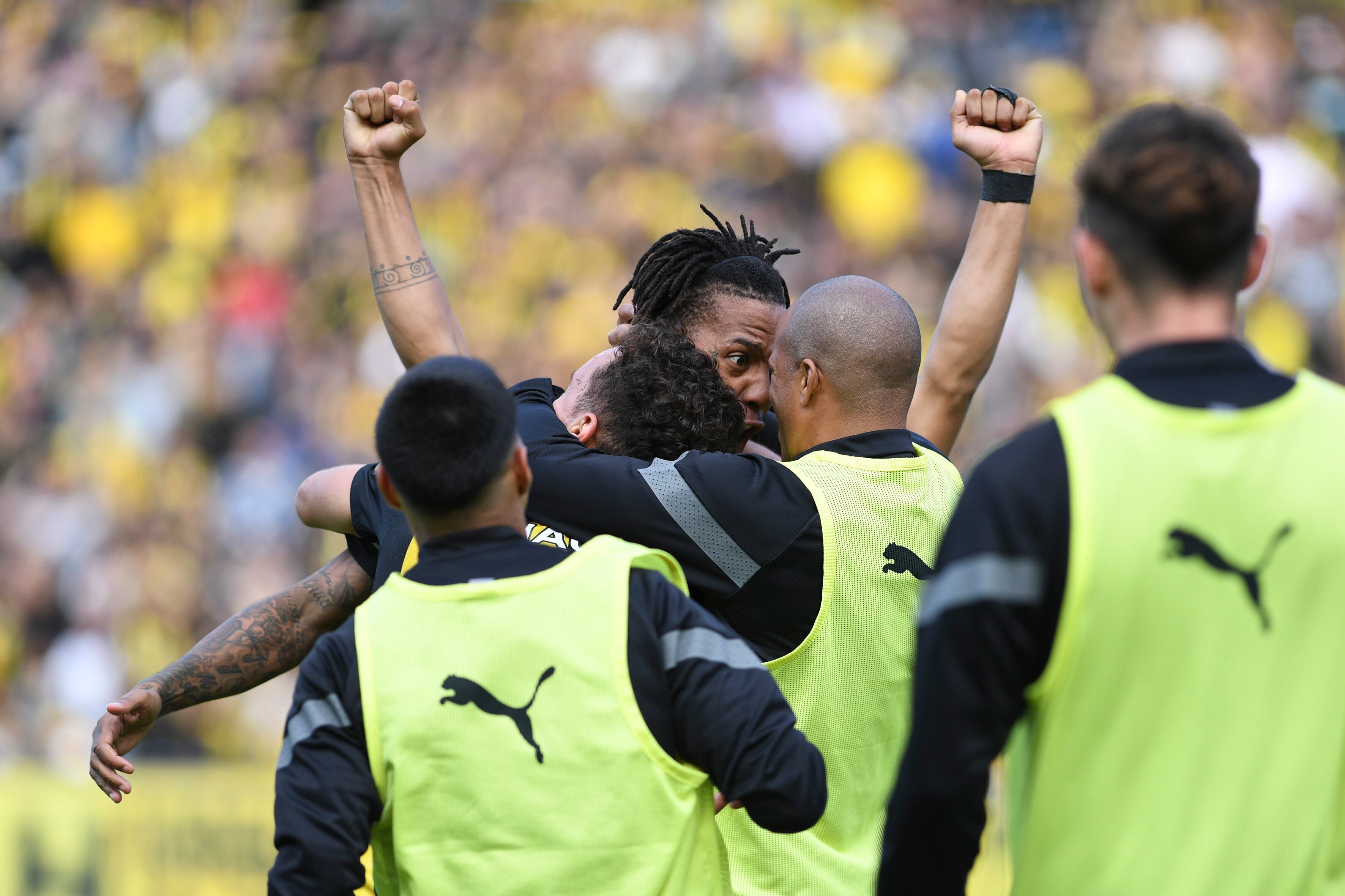MONTEVIDEO, URUGUAY - APRIL 15: Abel Hernandez of Peñarol celebrates after scoring the team's first goal with teammates during a Torneo Apertura 2023 match between Peñarol and Danubio at Campeon Del Siglo Stadium on April 15, 2023 in Montevideo, Uruguay. (Photo by Sandro Pereyra/Agencia Gamba/Getty Images)
