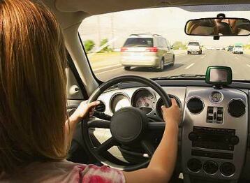 Los Centros de Enseñanza Automovilística deberán ofrecer programas relacionados con primeros auxilios, soporte vital, control de incendios y manejo defensivo. 