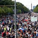 Van dos protestas que la policía de Berlín se ve obligada a dispersar.