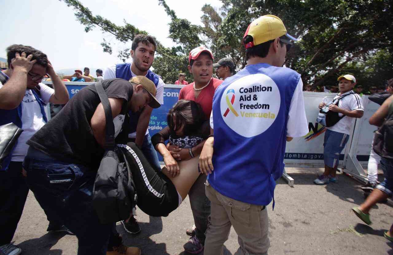 Los heridos son atendidos por la comitiva que organizó el traspaso de ayuda humanitaria.foto: Diana Rey Melo