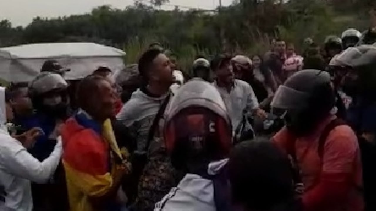 Conductores se enfrentaron a los manifestantes que se encuentran bloqueando la vía Cali-Candelaria, a la altura del puente de Juanchito.