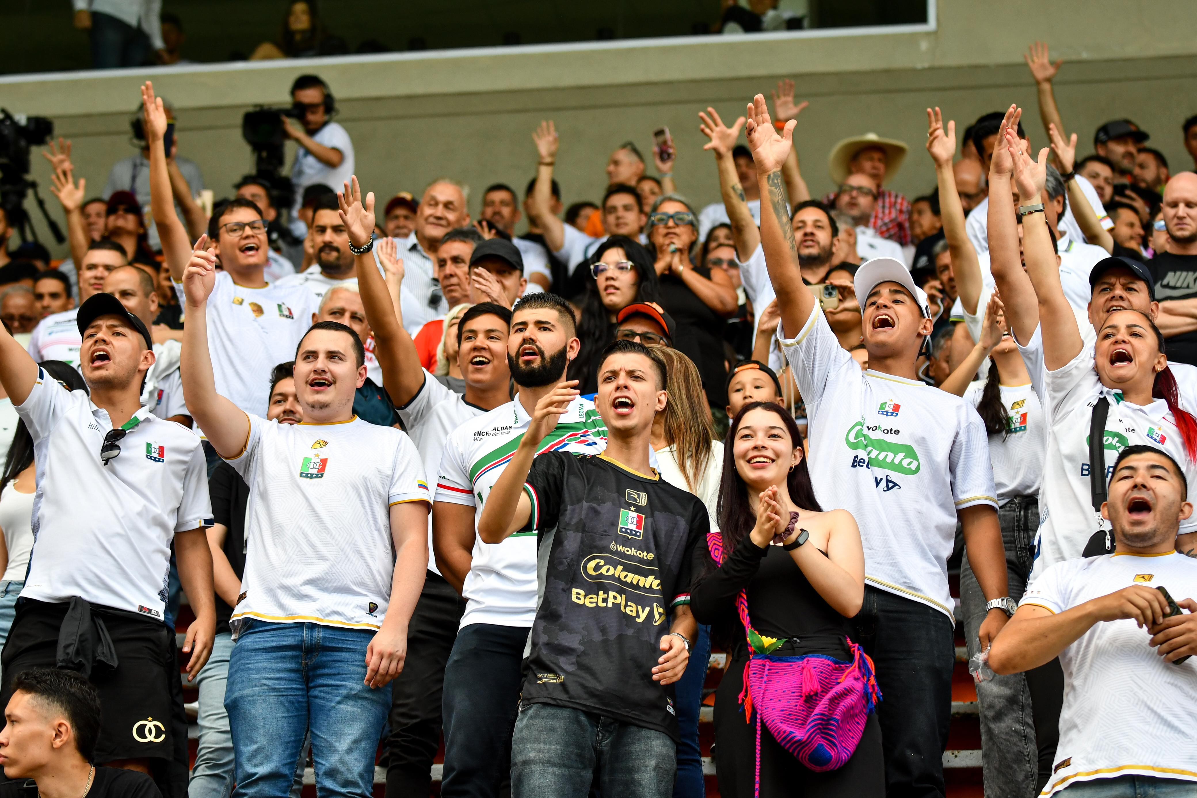 Hinchada de Once Caldas en el estadio Polideportivo Sur de Envigado