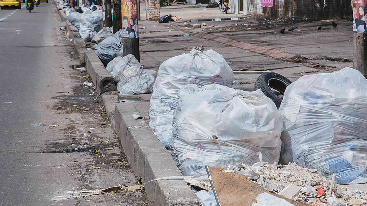 Separar los desechos como tapabocas, guantes generados para evitar la enfermedad, previene del contagio a los recicladores. Foto: Archivo/Semana