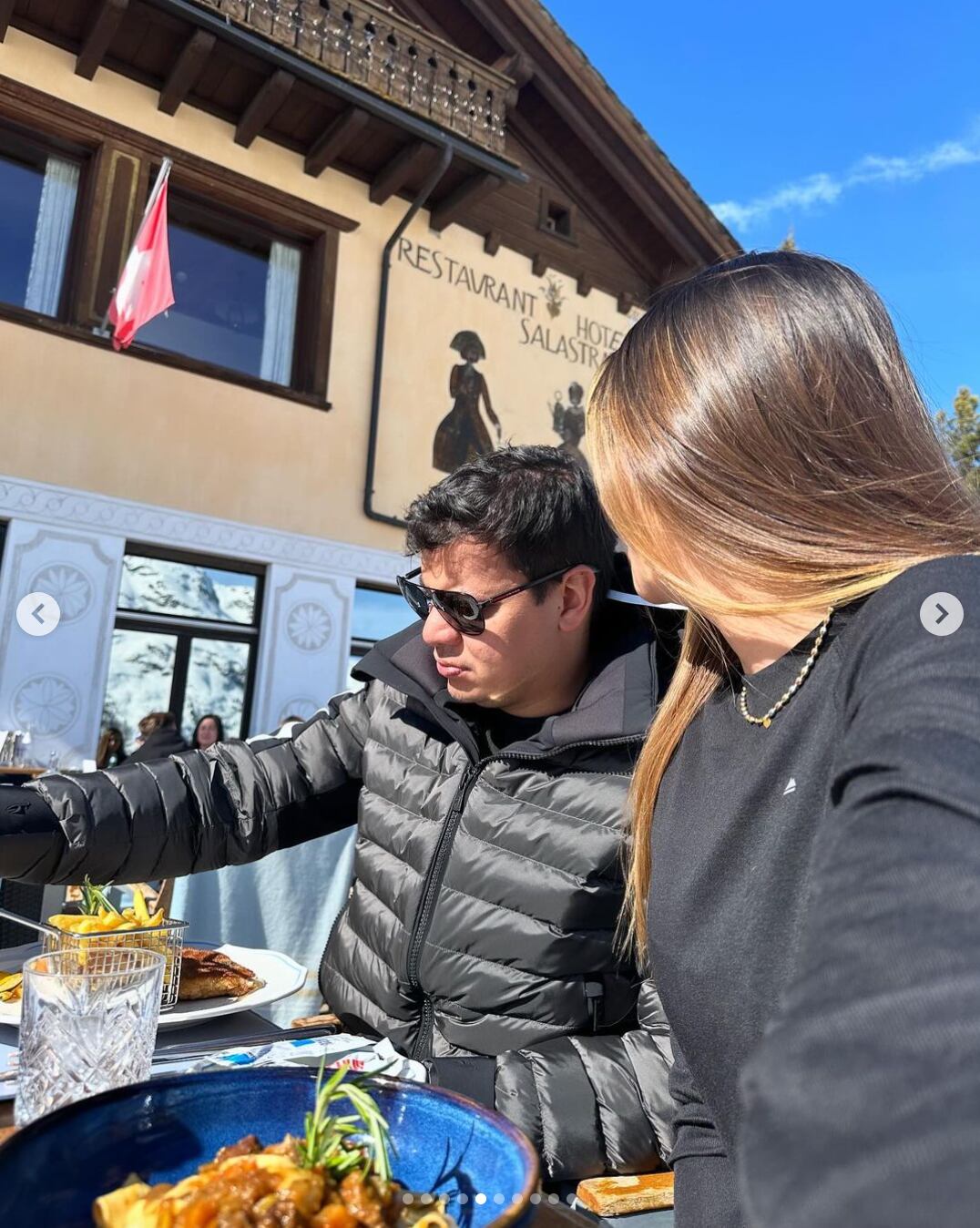 Gabriel Calle con su esposa en Suiza.