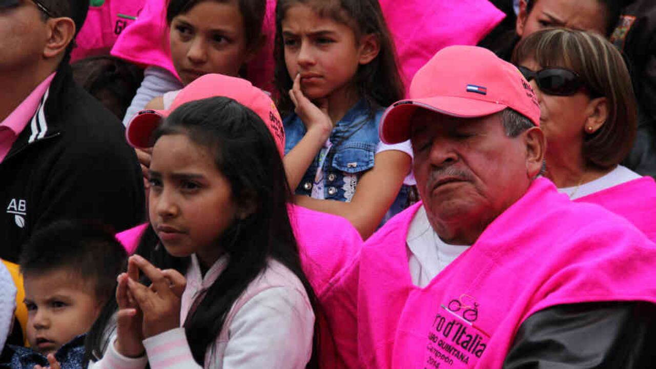 Don Luis Quintana, durante la última etapa del Giro de Italia 2017, rodeado por sus nietos.
