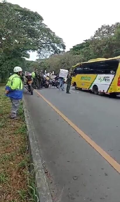 Varias familias cerraron la vía Cali-Palmira para exigir entrega de proyecto de vivienda.
