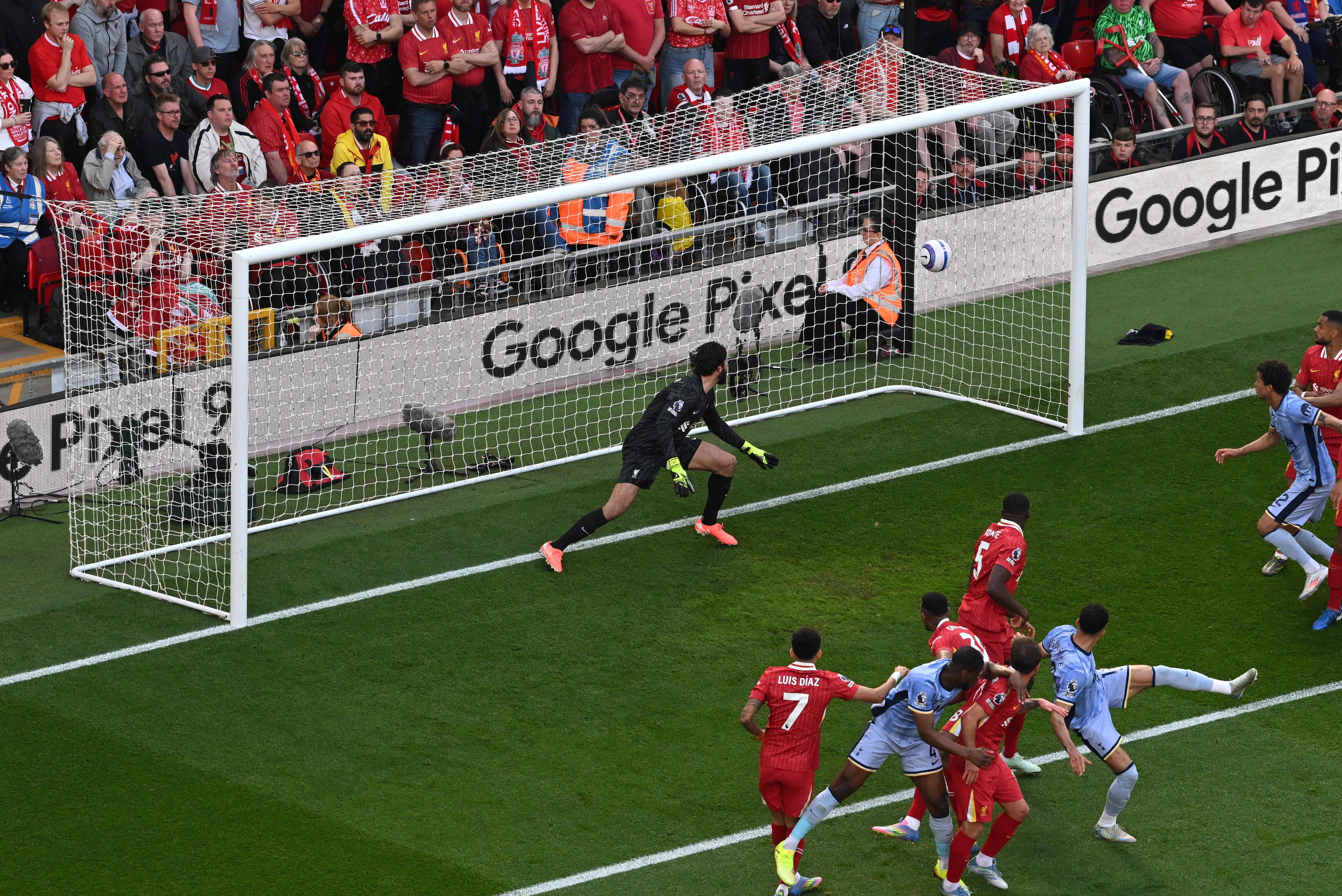 Gol de Tottenham preocupó a Liverpool en Anfield