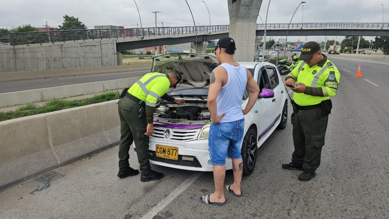 Revisiones a vehículos en los puestos de control.
