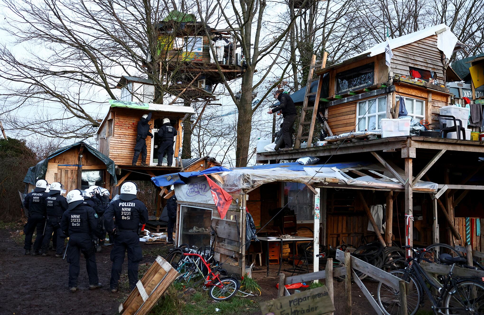 En imágenes : La policía avanza contra manifestantes de la mina de carbón atrincherados en un pueblo alemán abandonado.