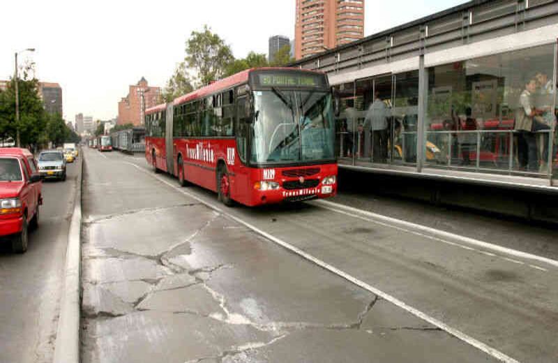 Las losas se deterioraron con el paso de los buses.