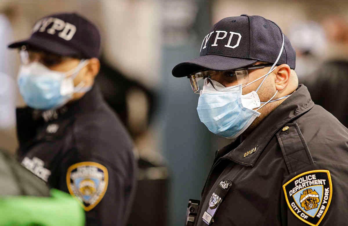 Oficiales de la Policía de Nueva York despejan los trenes en la terminal de Coney Island Stillwell Avenue, el martes 5 de mayo de 2020, en el distrito de Brooklyn de Nueva York. Foto: Frank Franklin II/AP