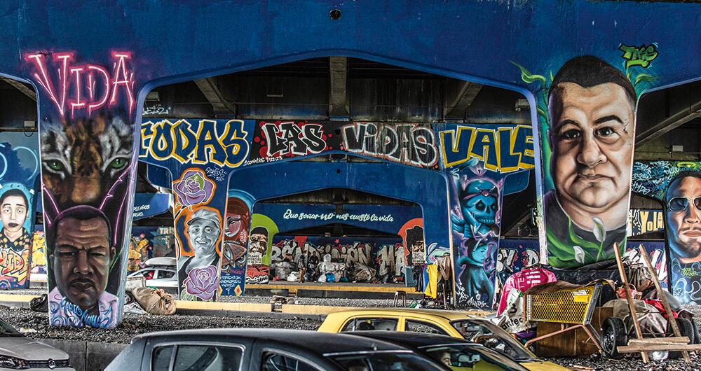 Bajo el puente vehicular de la avenida Boyacá con calle 80 se desplegó un museo en memoria de muchas de las víctimas de la violencia estatal o de la desprotección. Destacar el valor de cada vida resulta esencial.