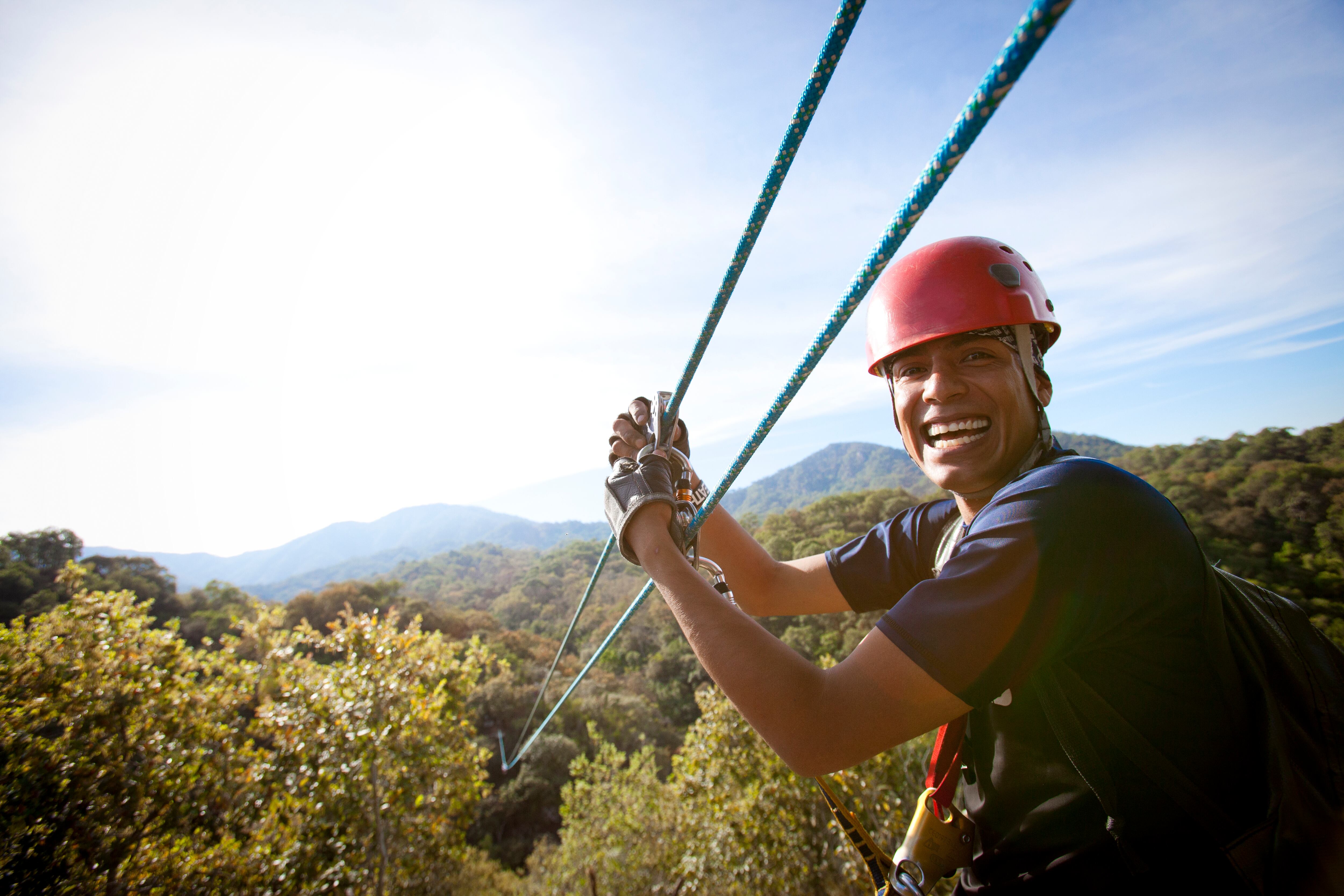 Turista practicando canopy