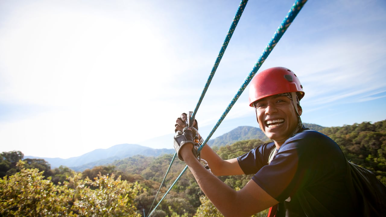 Turista practicando canopy