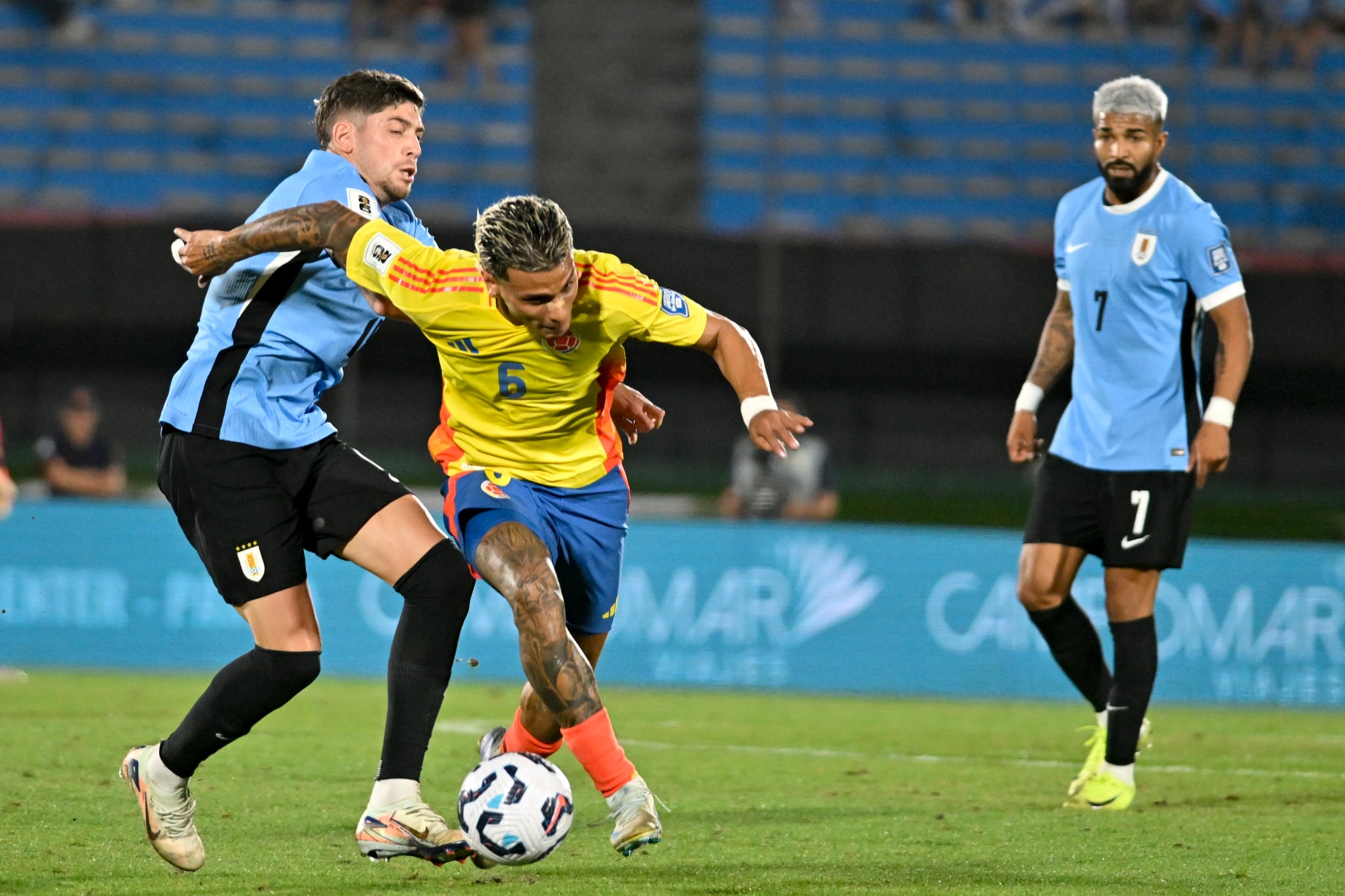 El colombiano Richard Ríos (6) y el uruguayo Federico Valverde disputan el balón durante un partido de clasificación para la Copa Mundial de la FIFA 2026 en Montevideo, Uruguay, el viernes 15 de noviembre de 2024. (Foto AP/Santiago Mazzarovich)