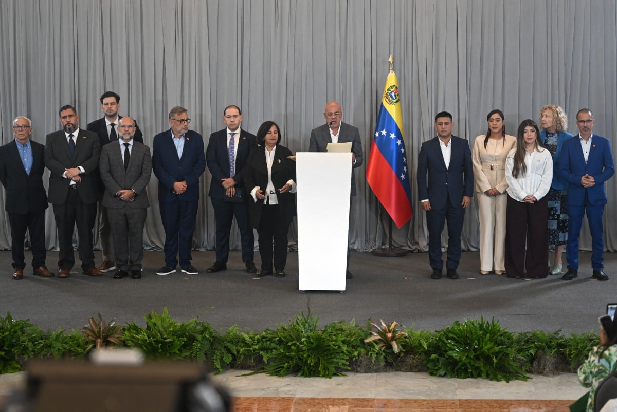 El presidente de la Asamblea Nacional de Venezuela, Jorge Rodríguez (C), lee un comunicado tras una reunión con representantes de la oposición en Caracas el 12 de agosto de 2026.