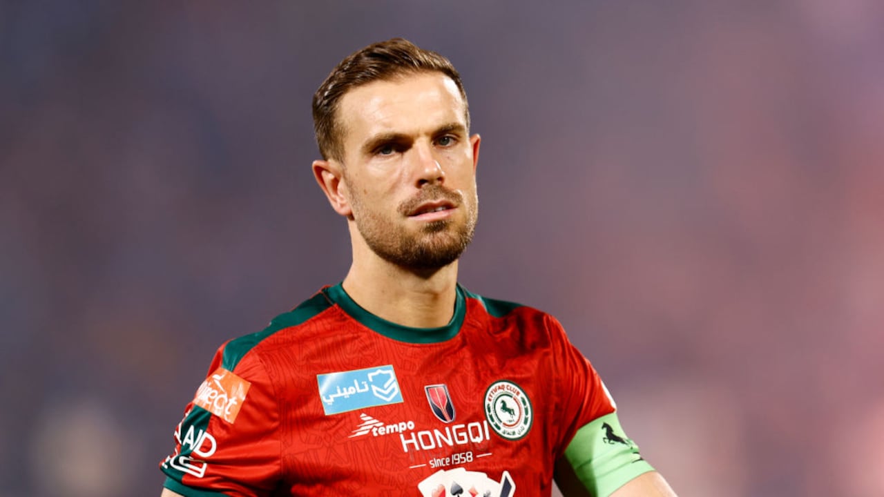 Jordan Henderson, jugador del Al-Ettifaq, observa durante el partido de la Liga Pro Saudita entre Al-Hilal y Al-Ettifaq en el Príncipe Faisal Bin Fahad el 28 de agosto de 2023 en Riad, Arabia Saudita. (Foto de Francois Nel/Getty Images)