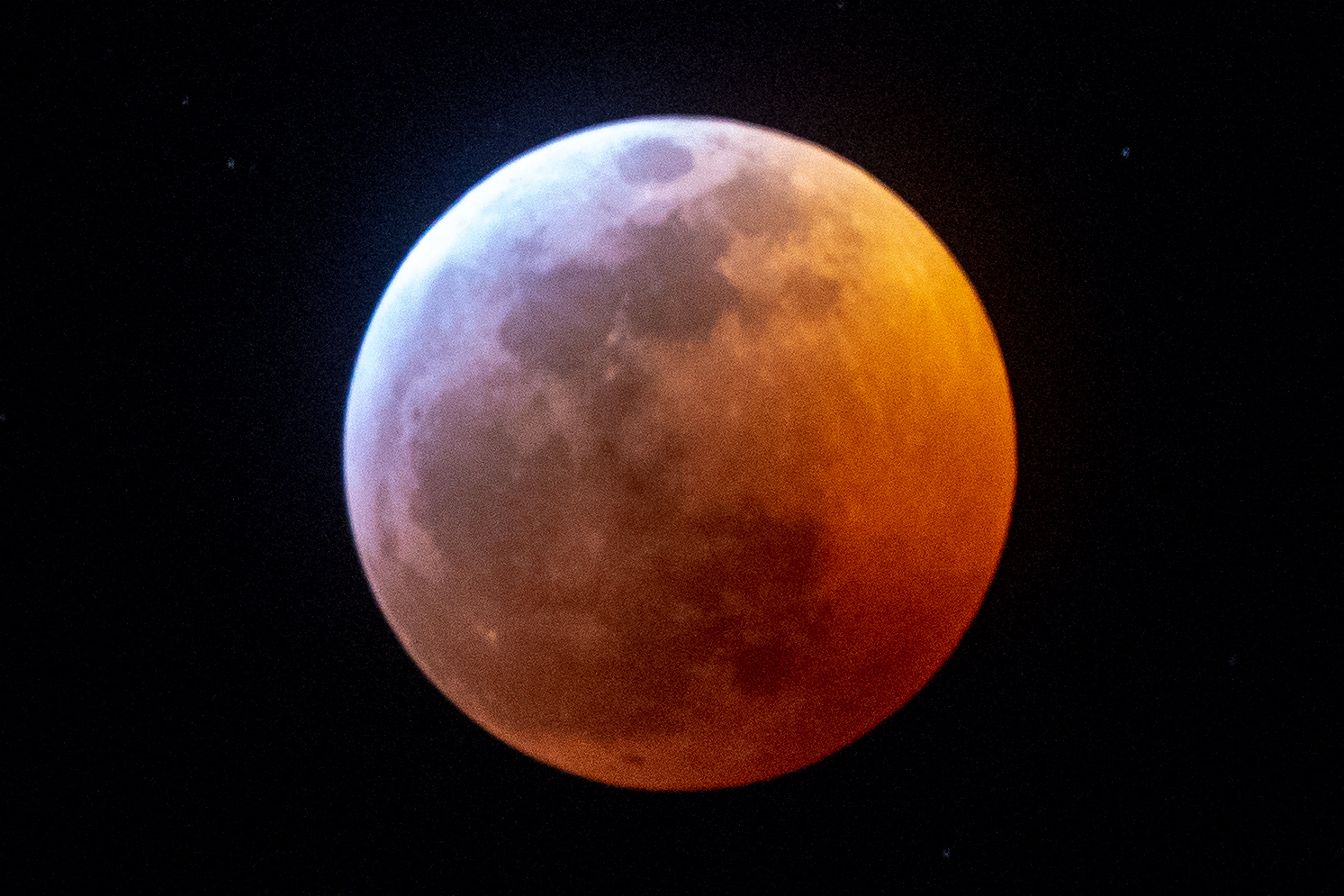 La sombra de la Tierra oscurece casi por completo la visión de la llamada Superluna de Sangre de Lobo durante un eclipse lunar total, el domingo 20 de enero de 2019 en Miami, Florida. El eclipse lunar total del 21 de enero será el último hasta mayo de 2021 y el último visible desde Estados Unidos hasta 2022. (Foto de Gastón De Cárdenas / AFP)