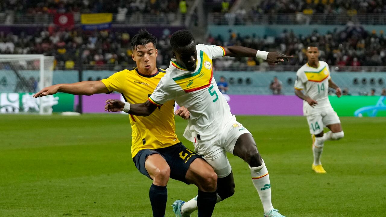 Alan Franco de Ecuador, a la izquierda, desafía a Idrissa Gueye de Senegal durante el partido de fútbol del grupo A de la Copa Mundial entre Ecuador y Senegal, en el Estadio Internacional Khalifa en Doha, Qatar, el martes 29 de noviembre de 2022.