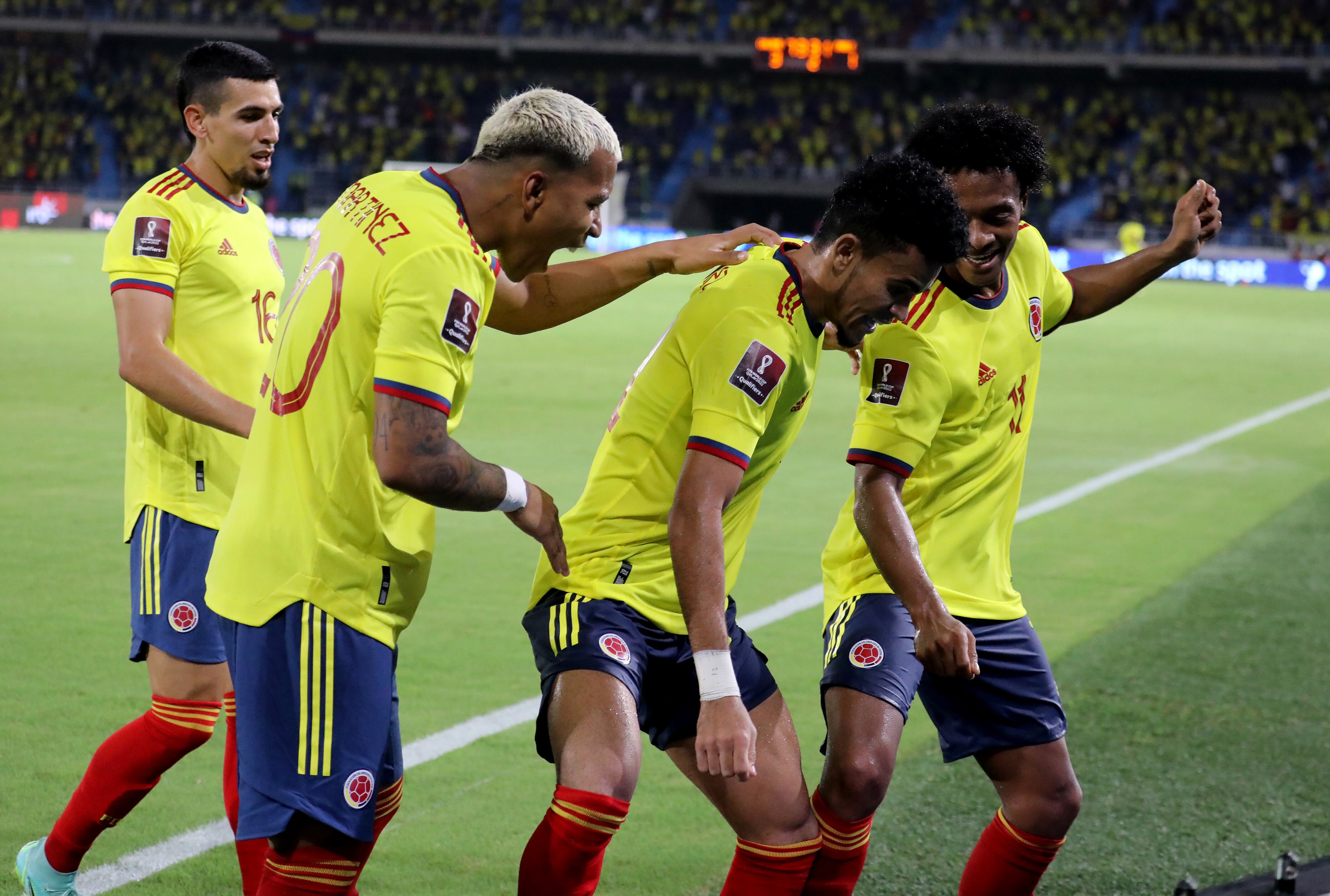 Jugadores de la Selección Colombia celebran sobre uno de los costados del campo
