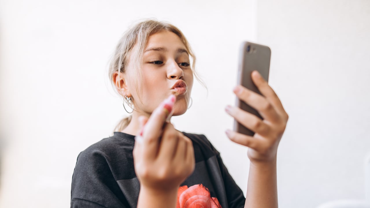 Niñas menores de 12 años utilizando y mostrando rutinas diarias de maquillaje en TikTok.