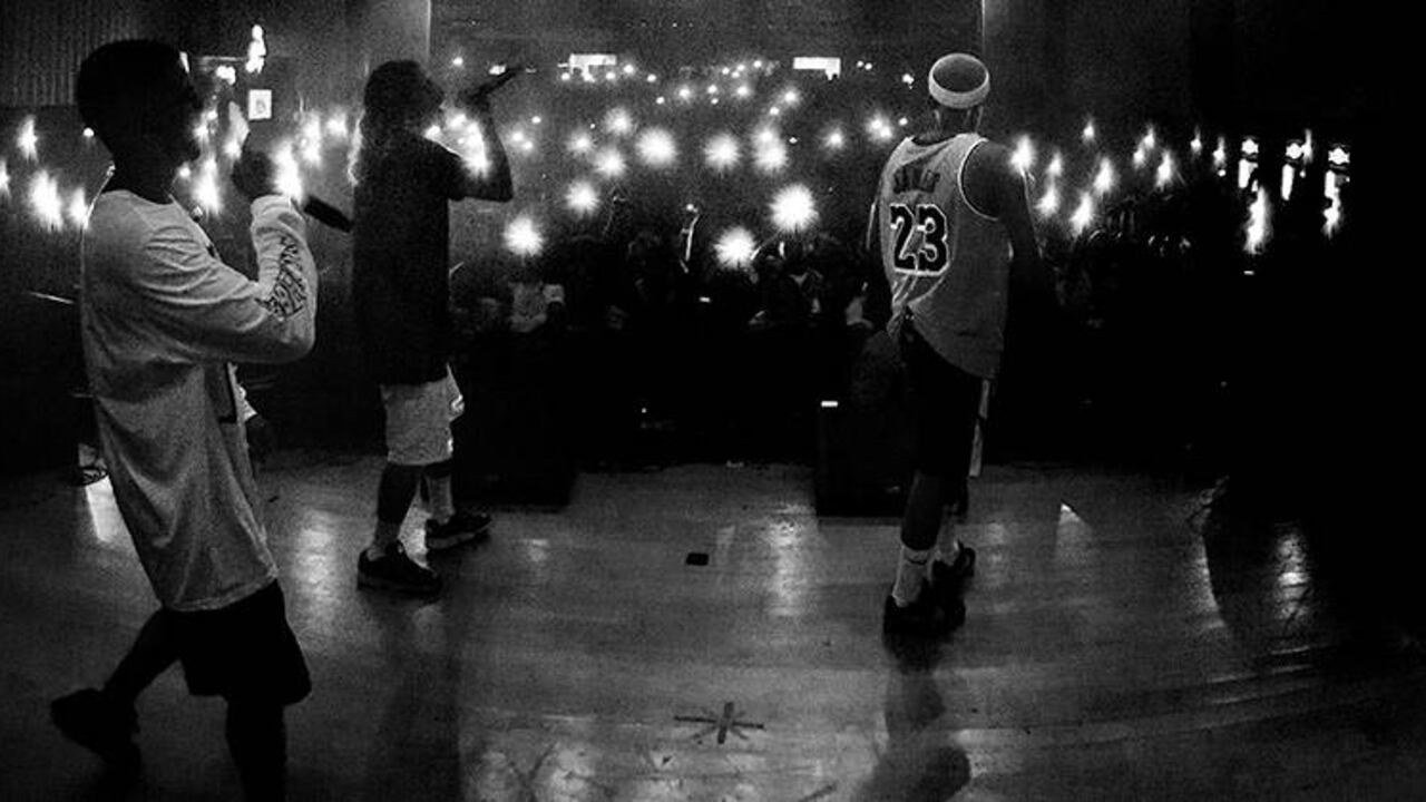 La noche del viernes se sintió como el cierre de una etapa de conciertos más pequeños y con más identidad rapera y el salto hacia un nuevo ciclo de conciertos con públicos nuevos que quizás pueden descubrir también joyas más viejas del catálogo de Moebiuz. Todas las fotos: @librestylo_