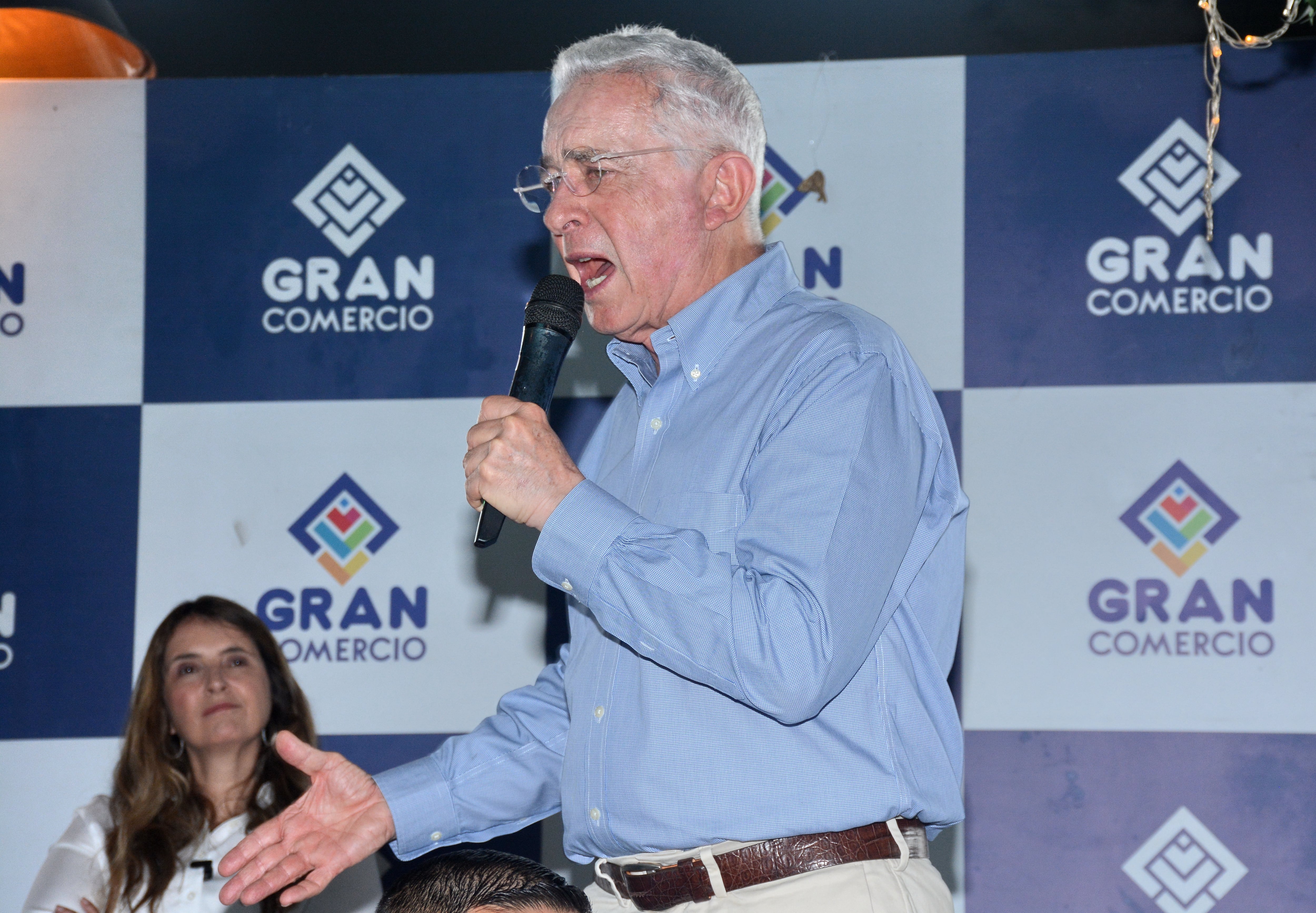 El líder del Centro Democrático, el expresidente Álvaro Uribe Vélez, llegó este martes a un centro comercial del centro de Cali, junto a la candidata presidencial de esa colectividad, Paloma Valencia. Foto: Jorge Orozco.
