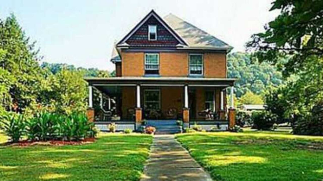 Los Lloyd están pidiendo 300.000 dólares por la casa, que tiene una piscina y un furgón antiguo como caseta.