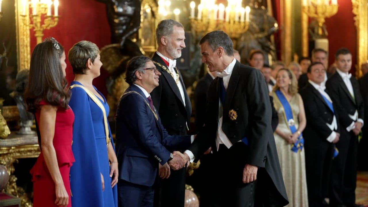 Gustavo Petro asistió este miércoles, en compañía de su esposa, a una cena ofrecida por los reyes de España en el Palacio Real de Madrid.