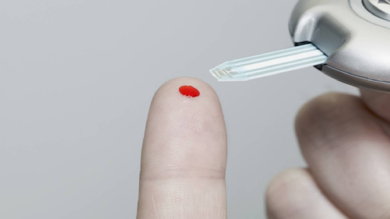 Expertos señalan que hay un orden a la hora de comer los alimentos para que no se disparen los niveles de azúcar en la sangre. Foto: Getty images.