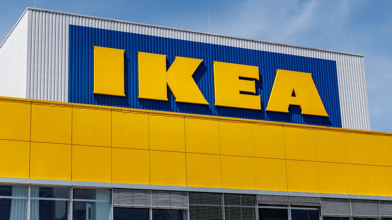 Vista exterior de la tienda IKEA Múnich-Eching con el logotipo de la tienda de muebles IKEA en la fachada del edificio en Eching.