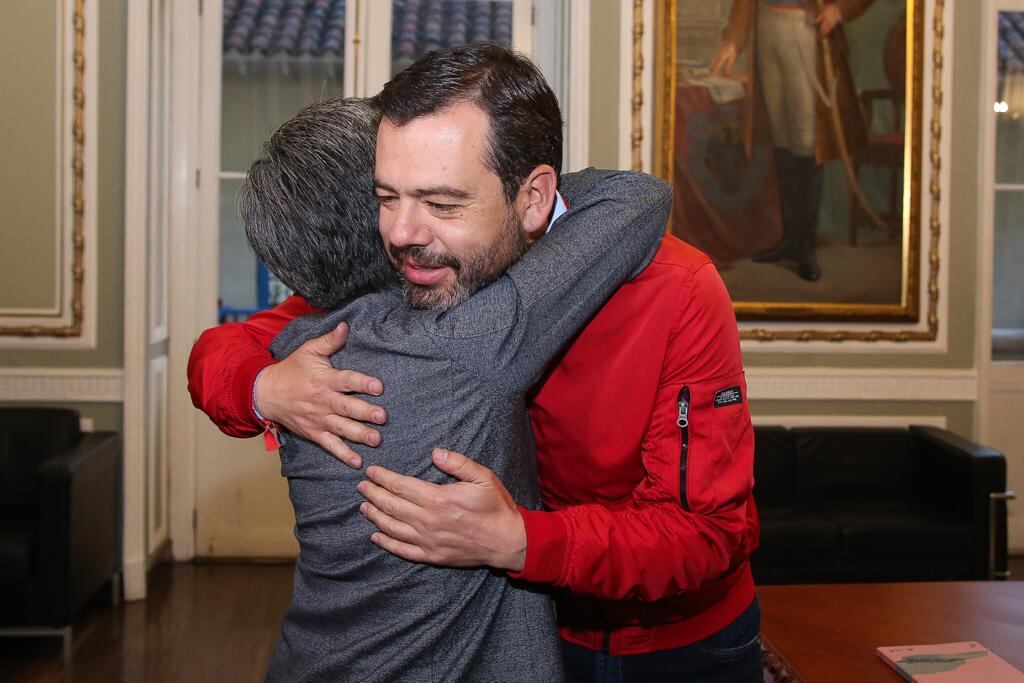 Abrazo entre Carlos Fernando Galán y Claudia López
