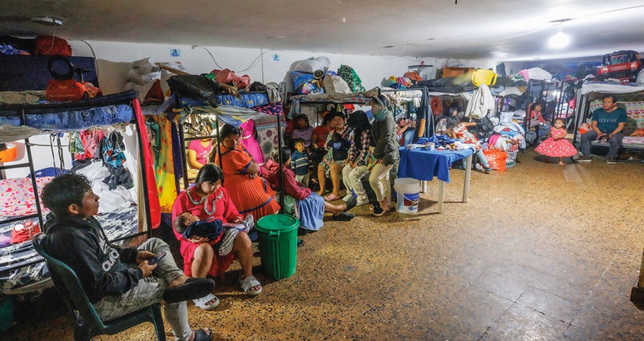 En hacinamiento y con solo dos baños y una cocina para 54 familias, vive este grupo embera chamí tras huir de una violación en grupo.