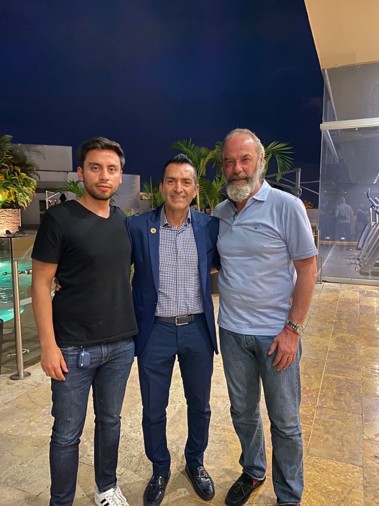 El abogado de Anzety, Camilo Bolívar; Sócrates Valencia, empresario del fútbol, y Alessandro Corridori.
