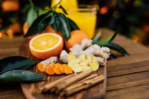 Cúrcuma y raíz de jengibre con ramitas de canela y zumo de naranja recién exprimido de naranjas Bio sin tratar de la propia huerta