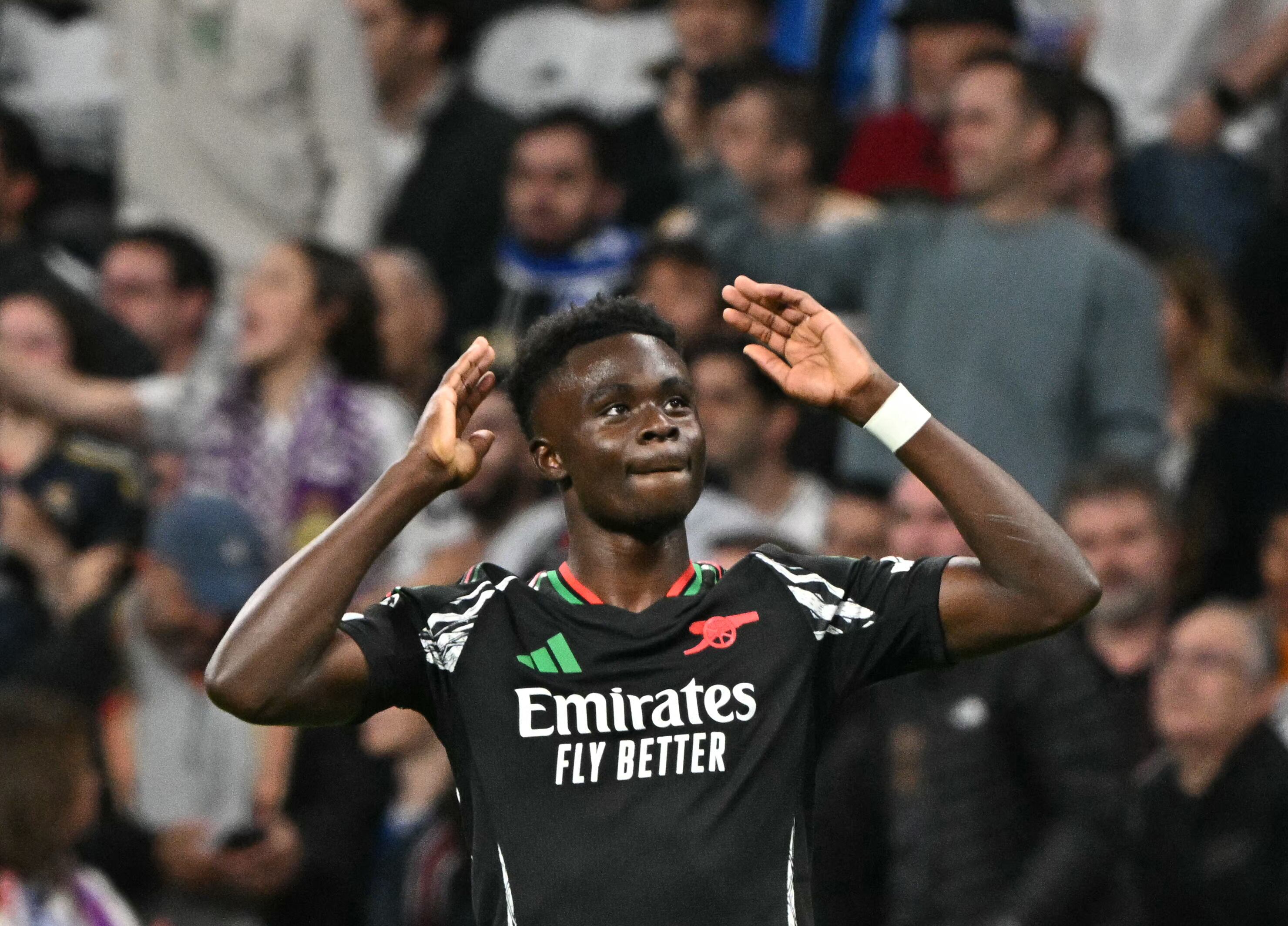 Aunque desperdició un penal, Saka anotó el gol con el que el Arsenal abrió el marcador en el Bernabeu.