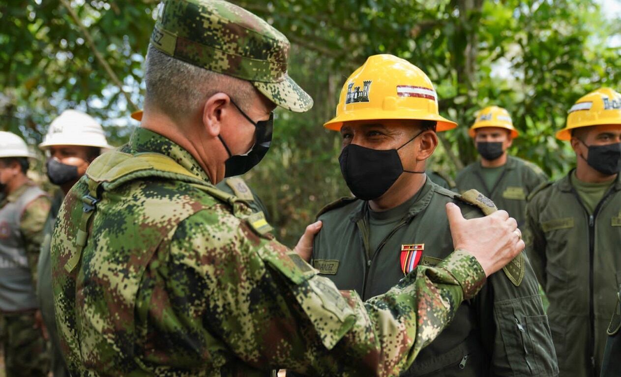 El Ejército les hizo un reconocimiento a los 40 soldados mediante la imposición de la medalla Fe en la Causa. Foto: Ejército Nacional
