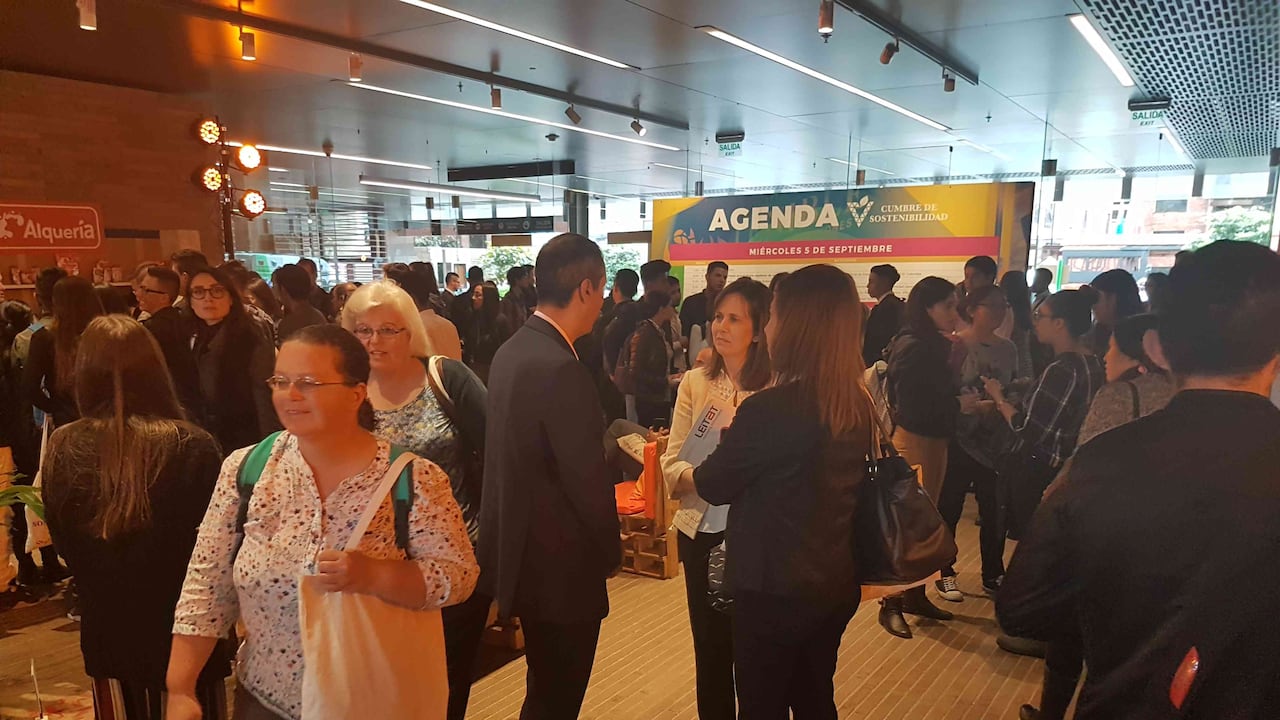 Cientos de personas se dieron cita en el Centro de Eventos Hall 74 en Bogotá para hablar de sostenibilidad. Foto: Mauricio Ochoa Suárez