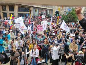 Centenares de personas se dieron cita en inmediaciones del Consejo de Estado en Bogotá para protestar. Foto: León Darío Peláez/Semana