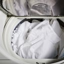 La humedad produce moho en la ropa blanca.